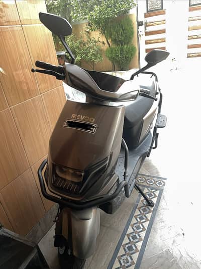 Revoo c32 young scooty