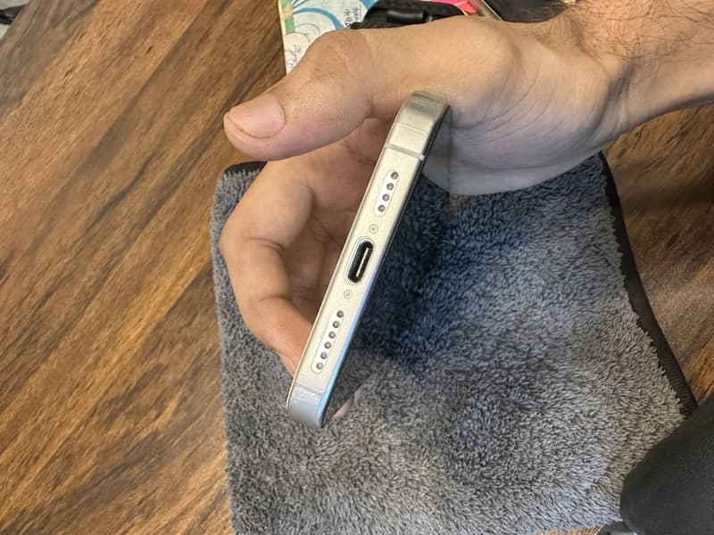Apple iPhone 15 Pro Max 6