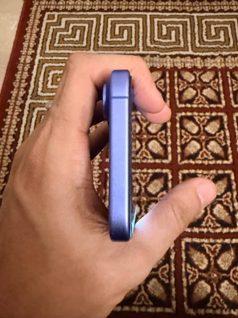 Apple iPhone 16 2