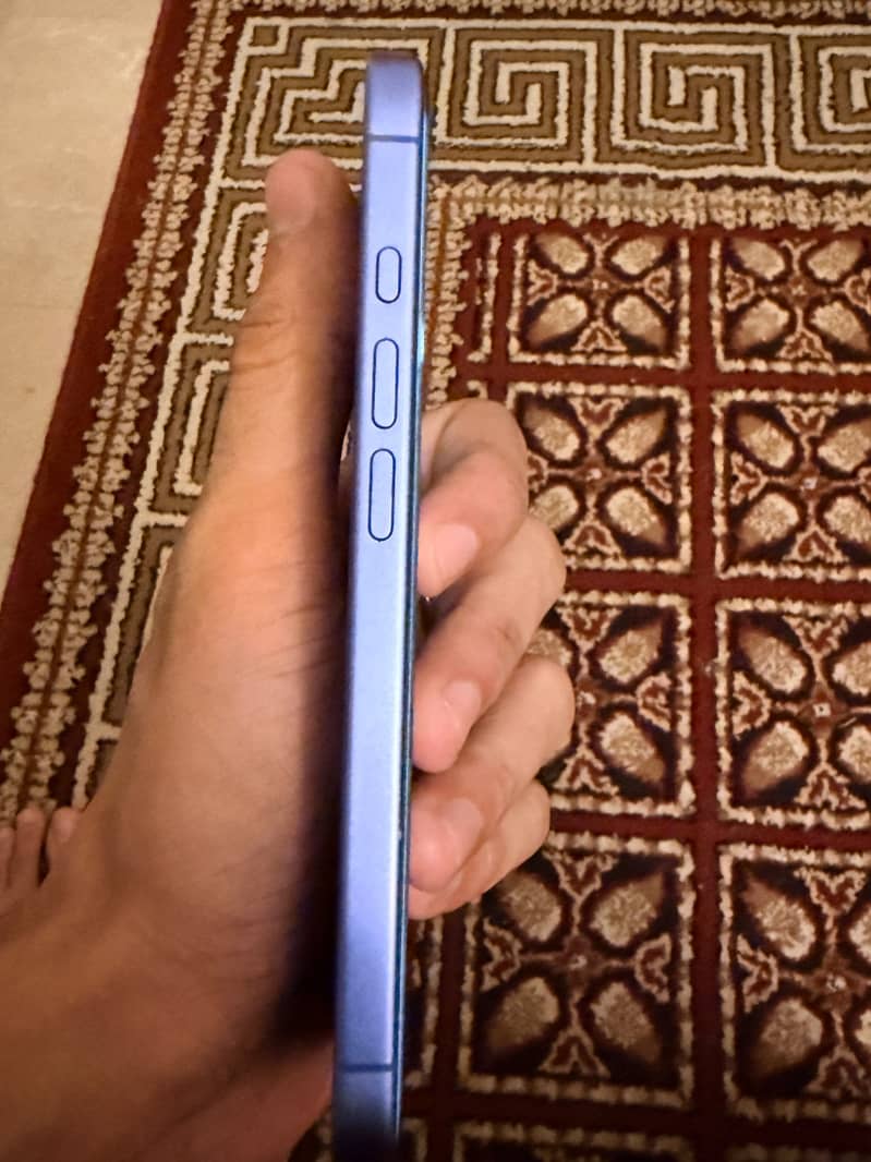 Apple iPhone 16 4