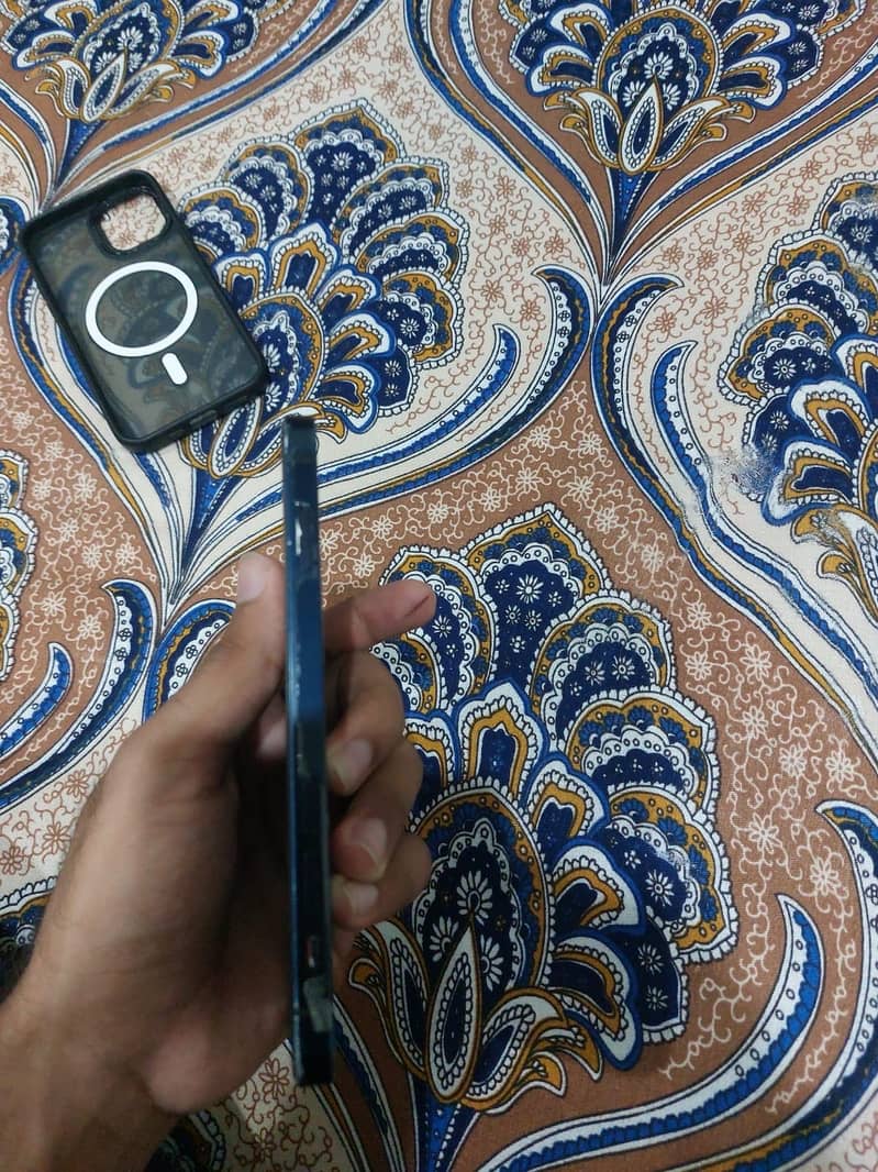 Apple iPhone 12 4