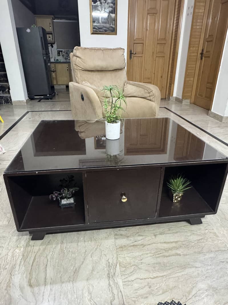 Central wooden table 0