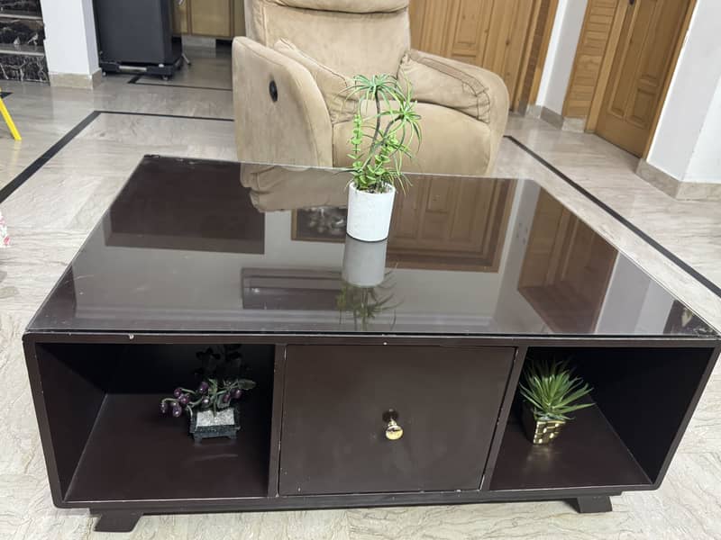 Central wooden table 2