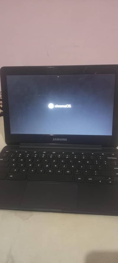 Samsong Chromebook 3 XE500C13-4GB/32GB-10/10condition-with charger