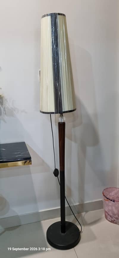 Elegant Tall Decorative Floor / Standing Lamp – Excellent Condition