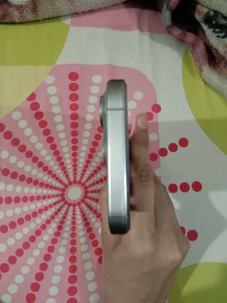 Apple iPhone 15 Pro 3