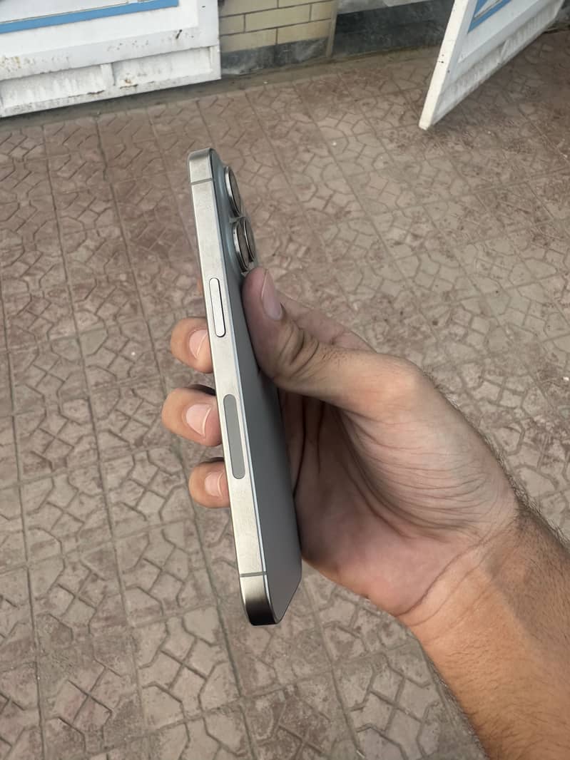Apple iPhone 15 Pro 3
