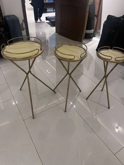Elegant Gold Side Tables Set of 3 & Decorative Table Lamp – For Sale