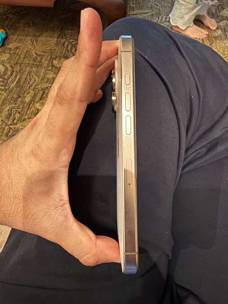 Apple iPhone 16 Pro 2