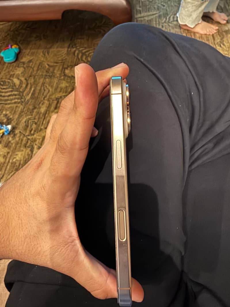 Apple iPhone 16 Pro 3