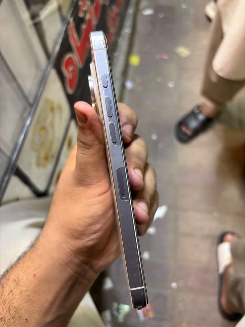 iPhone 16 pro max 4