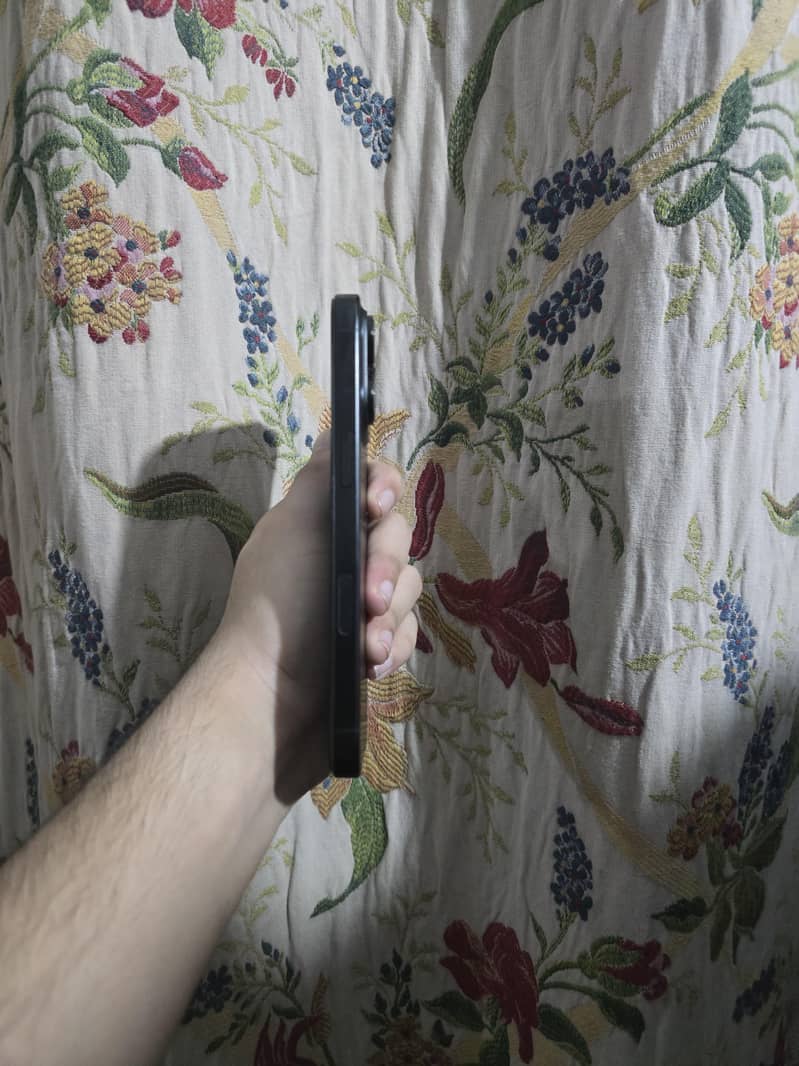 Apple iPhone 16 Pro jv 5