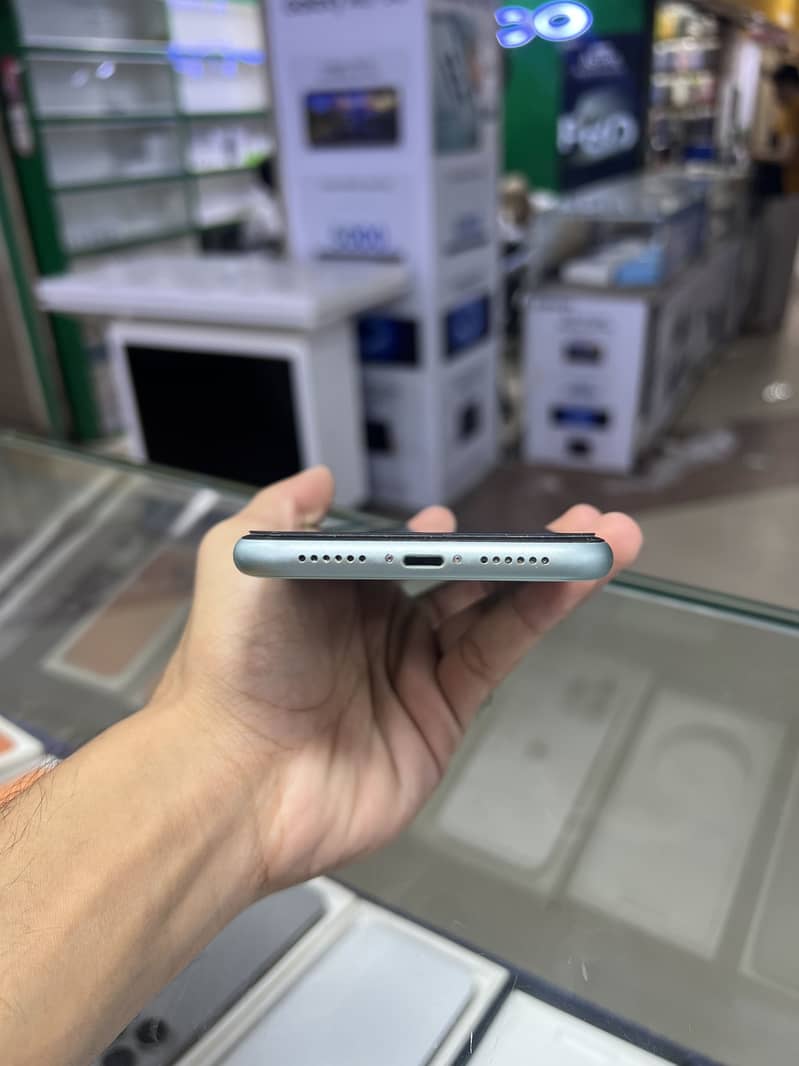 Apple iPhone 11 3
