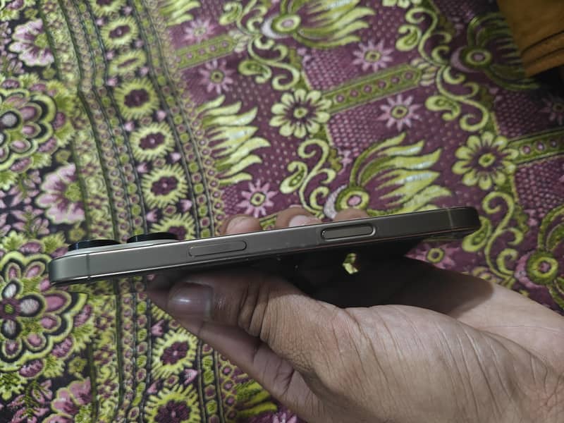 Apple iPhone 16 Pro 3