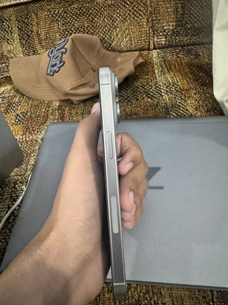 Apple iPhone 15 Pro Max 4