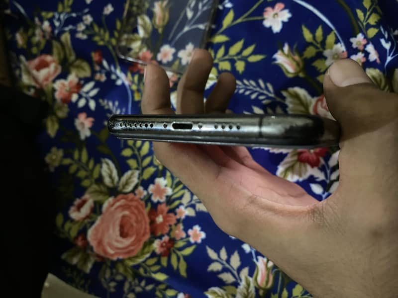 Apple iPhone XS Max 3