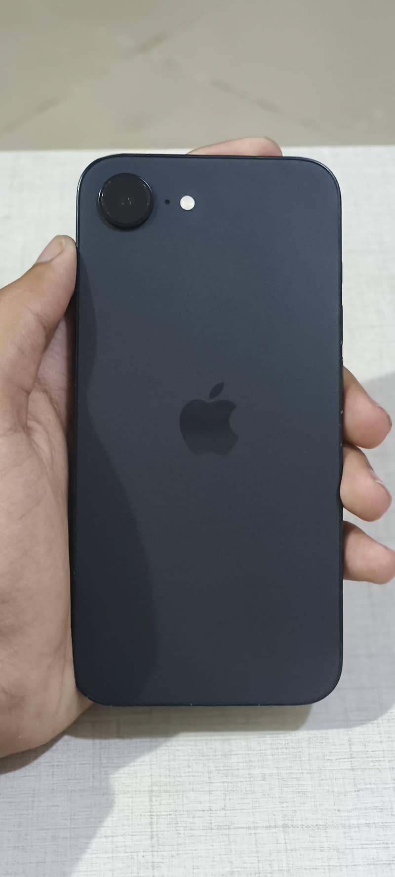 Apple iPhone 16e 0