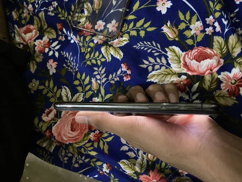 Apple iPhone XS Max 4