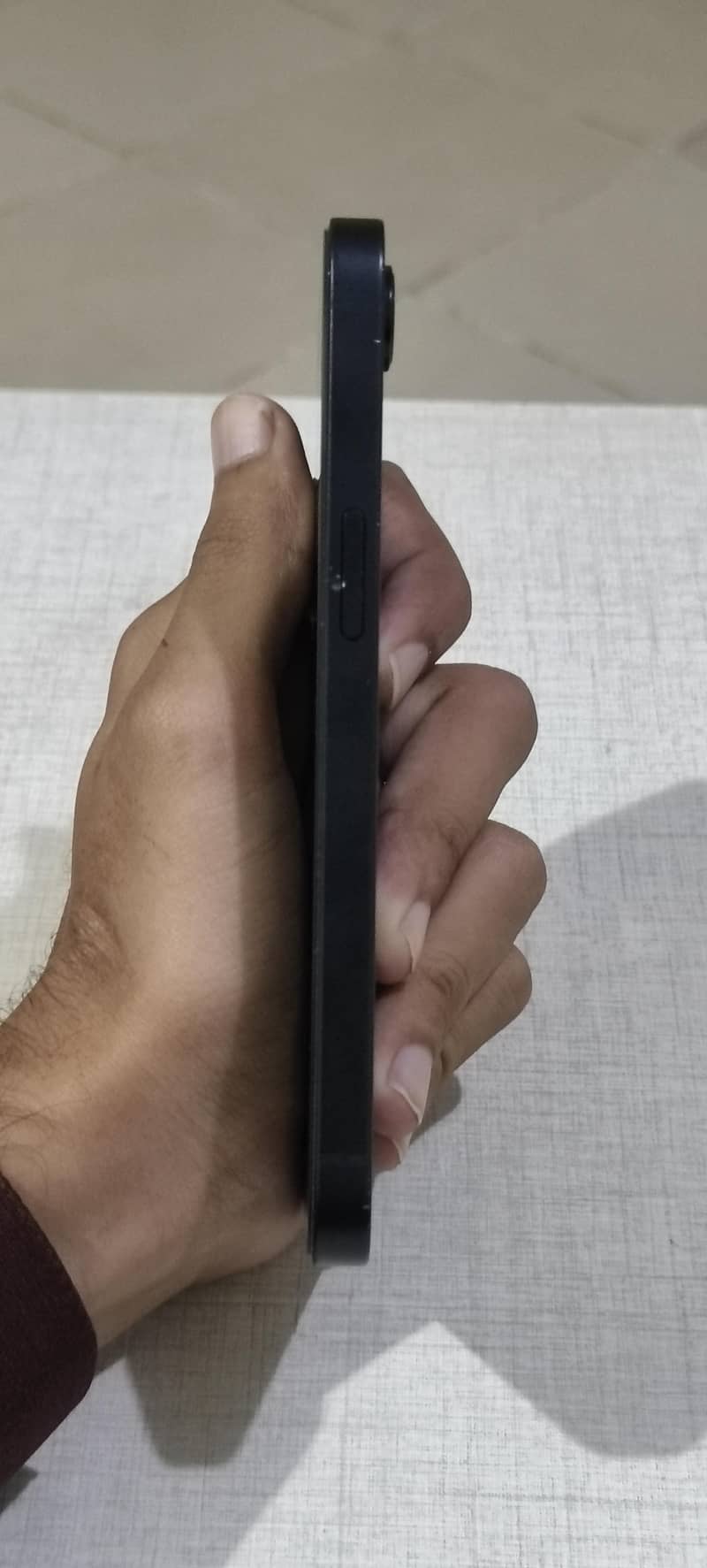 Apple iPhone 16e 3