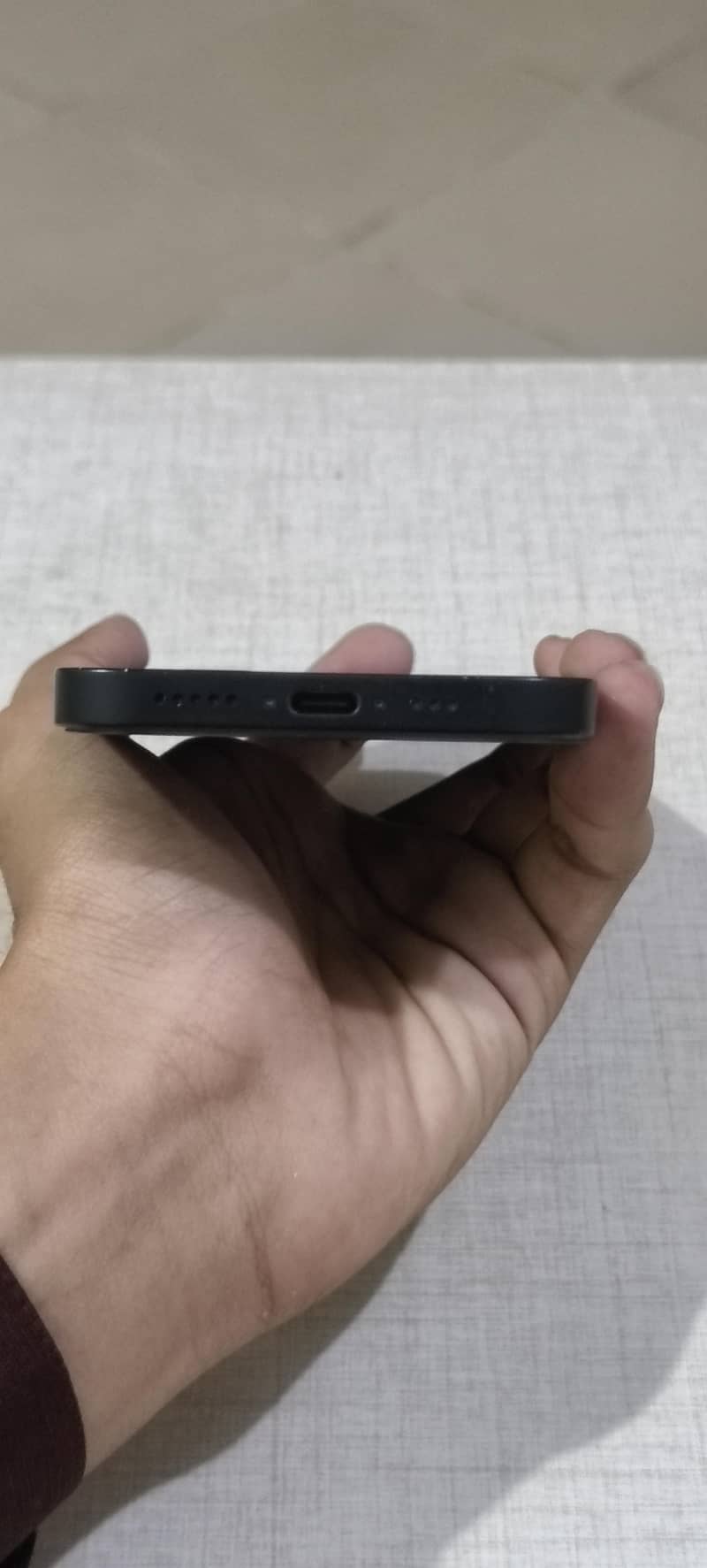 Apple iPhone 16e 4