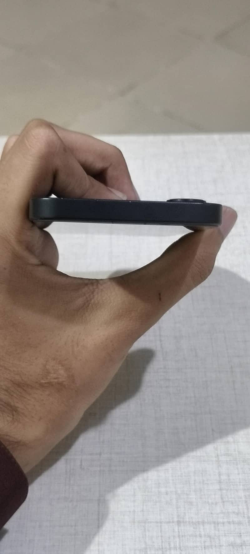 Apple iPhone 16e 5