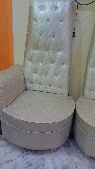 bedroom chairs with round table