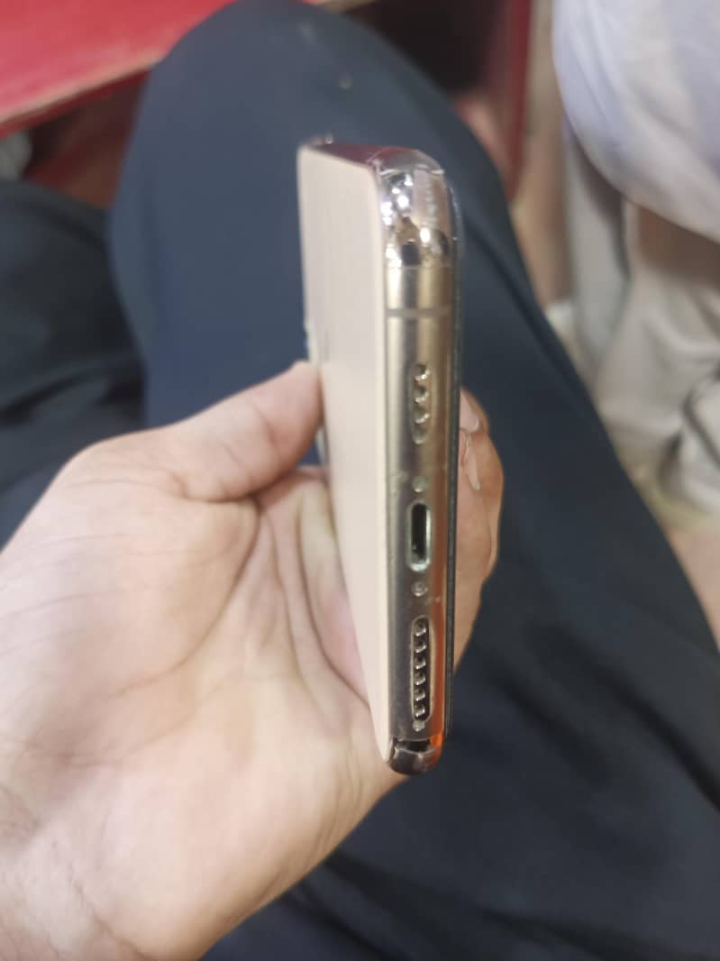 Apple iPhone 11 Pro Max 2