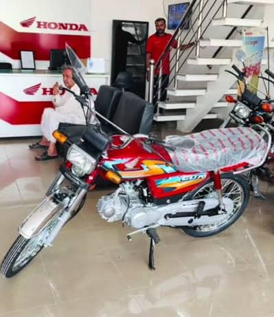 Brand New Bike at Honda Showroom m book krwai thi but mne koi or leni