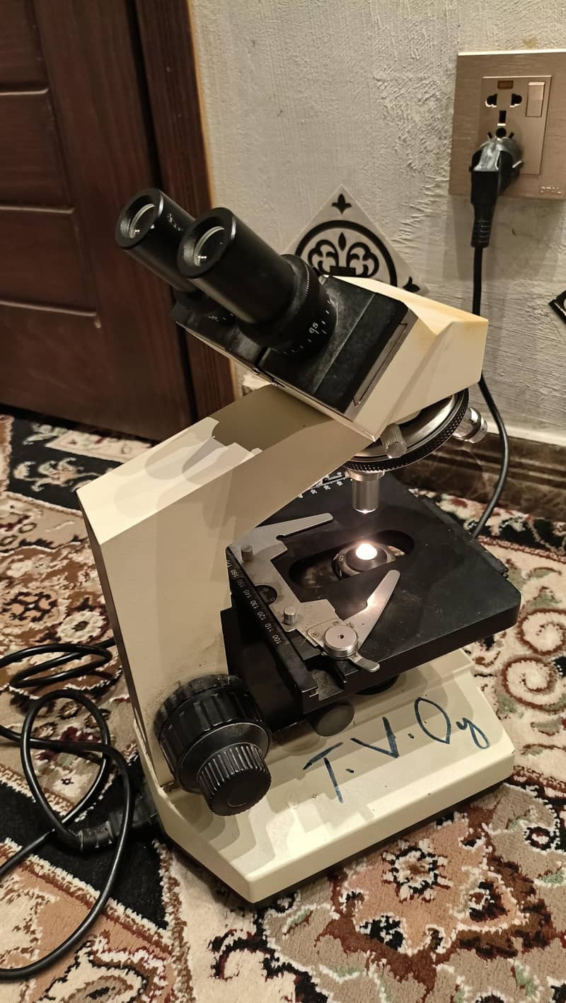 compound microscope. 3