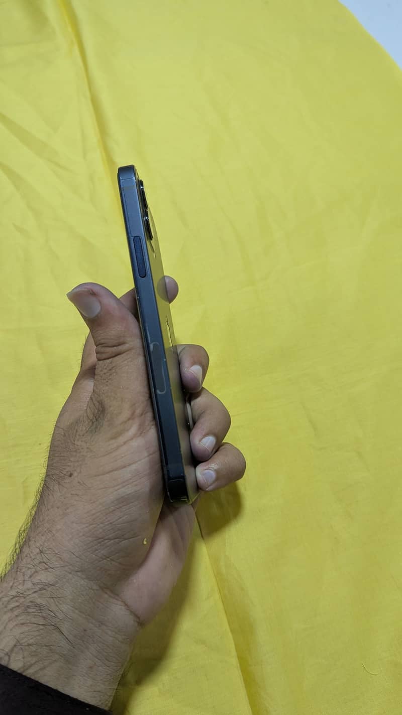 Apple iPhone 12 4