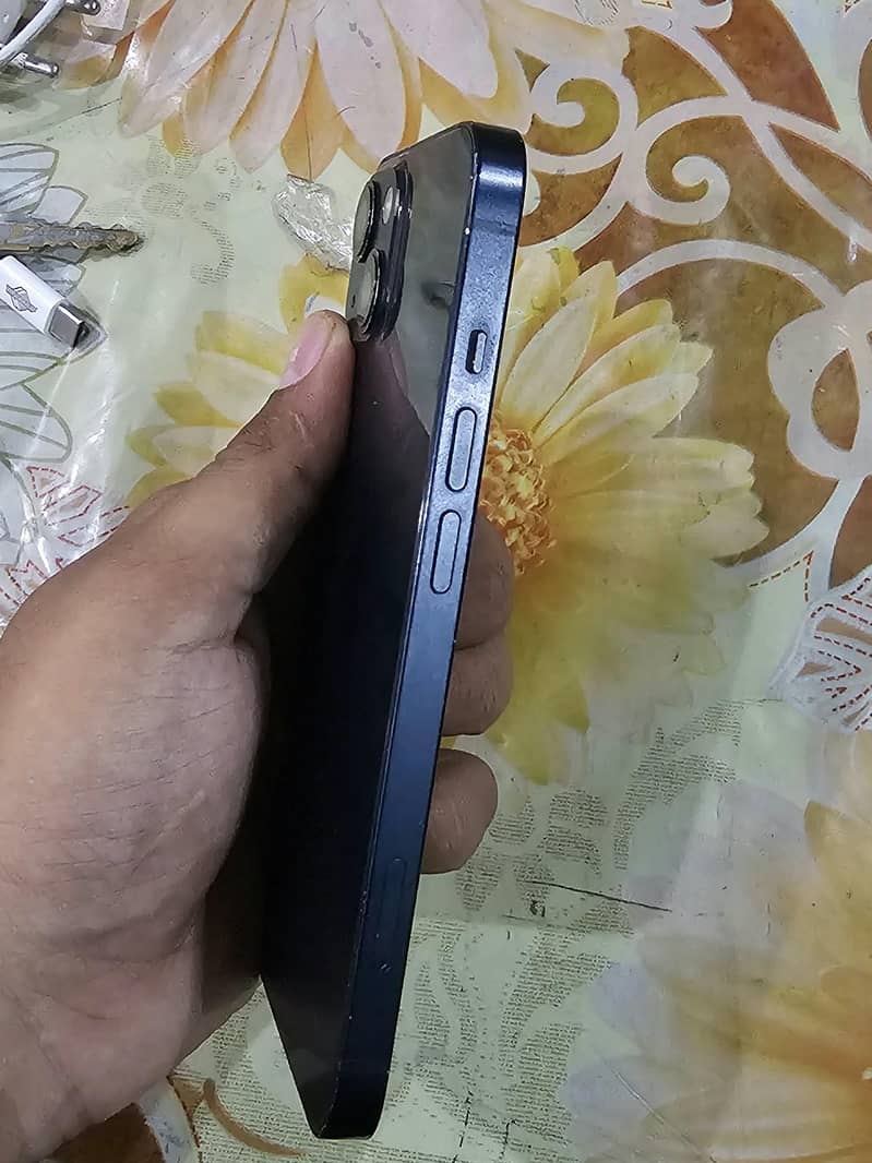 Apple iPhone 13 2