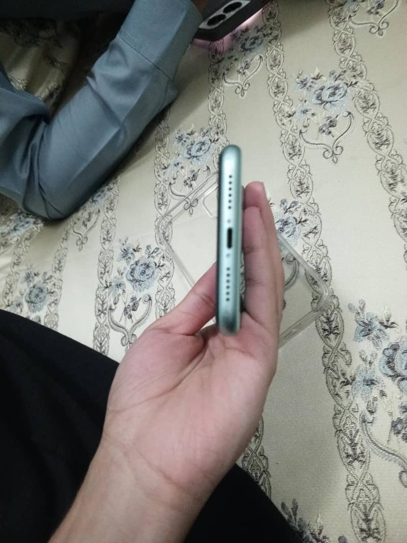 Apple iPhone 11 4