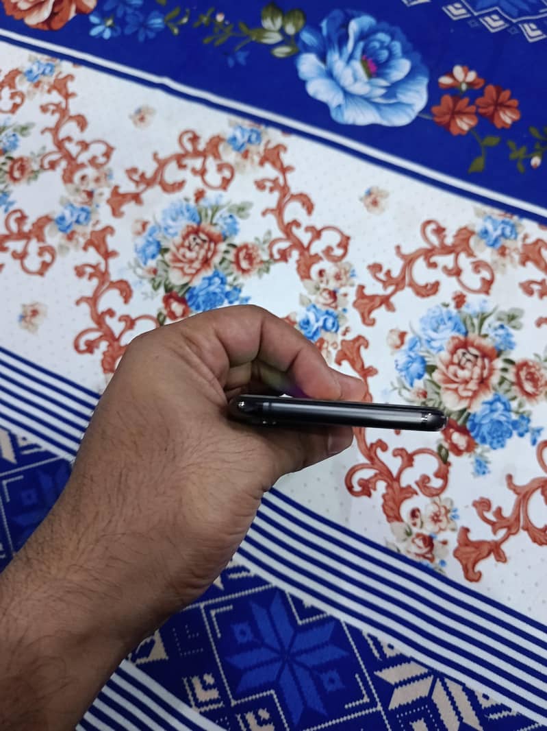 Apple iPhone XS Max 4