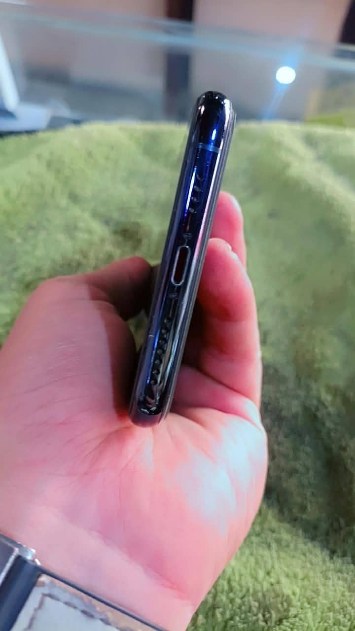 Apple iPhone 11 Pro Max 4