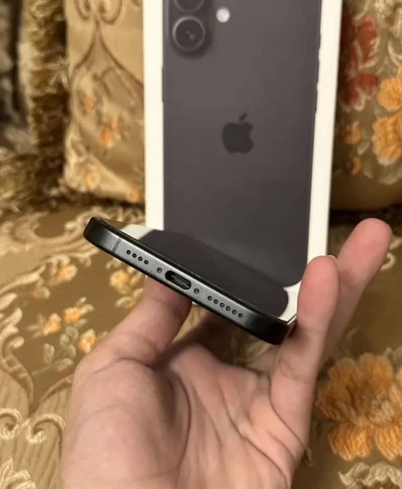 Apple iPhone 16 2