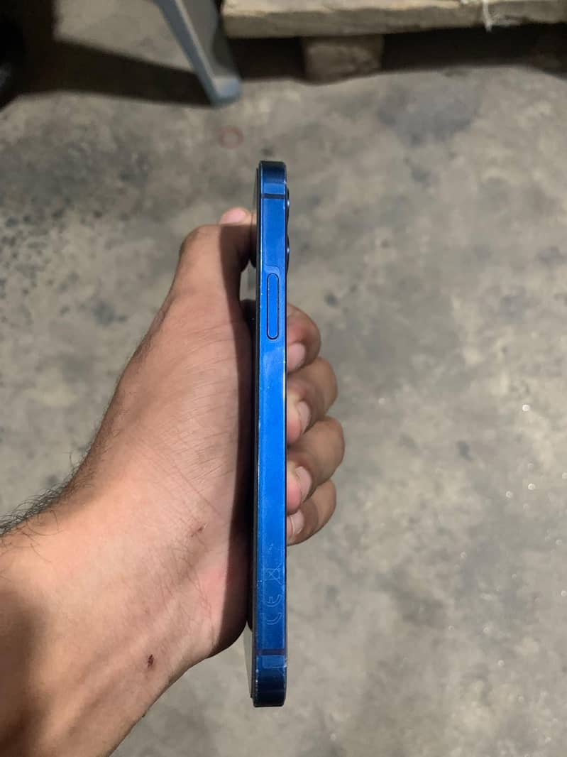 Apple iPhone 12 4