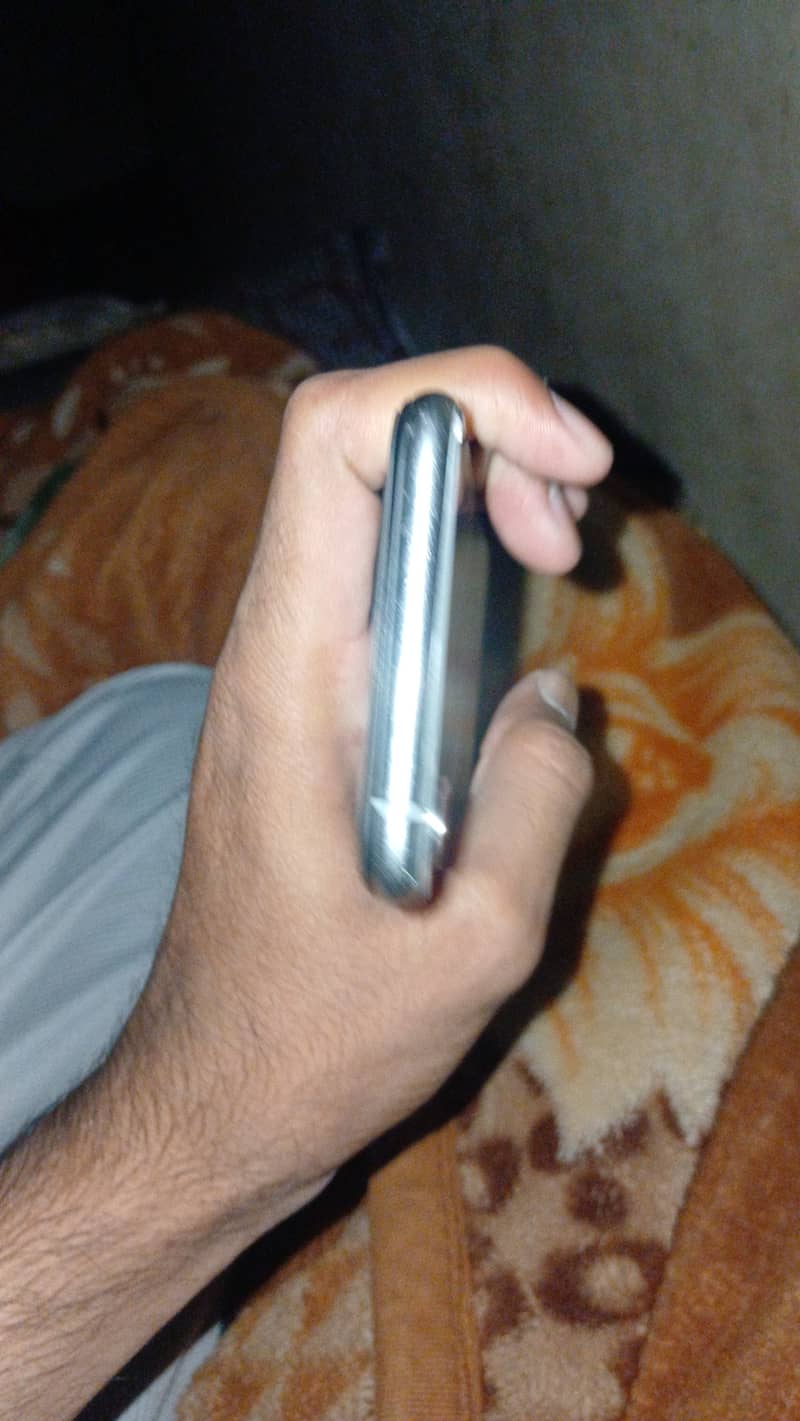 Apple iPhone XS 4