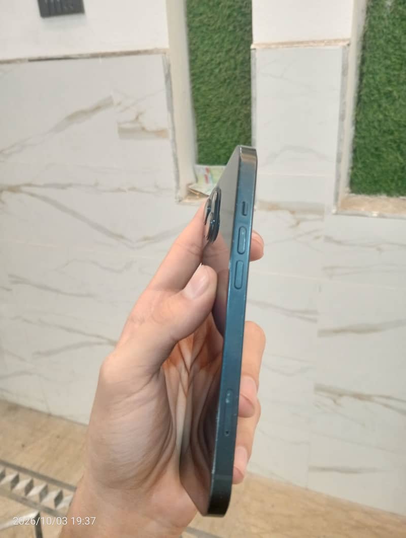 Apple iPhone 13 5
