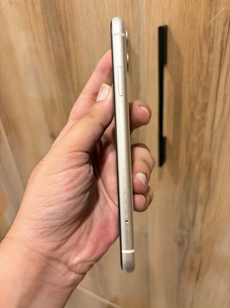 Apple iPhone 11 4
