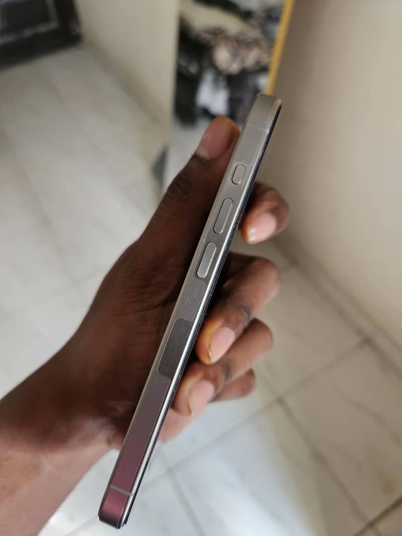 Apple iPhone 15 Pro 4
