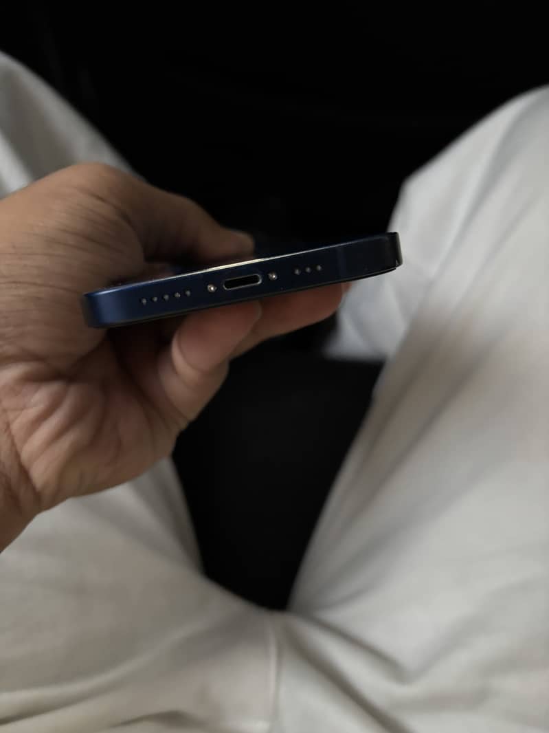 Apple iPhone 12 4