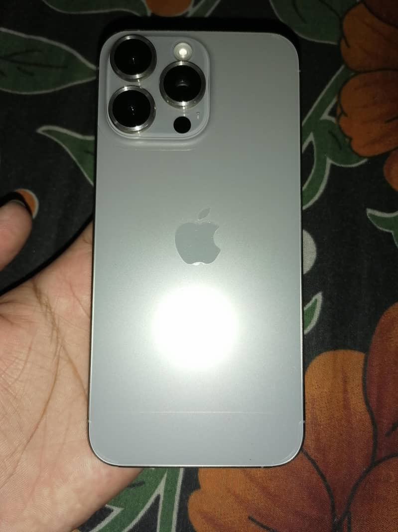 Apple iPhone 15 Pro Max 4