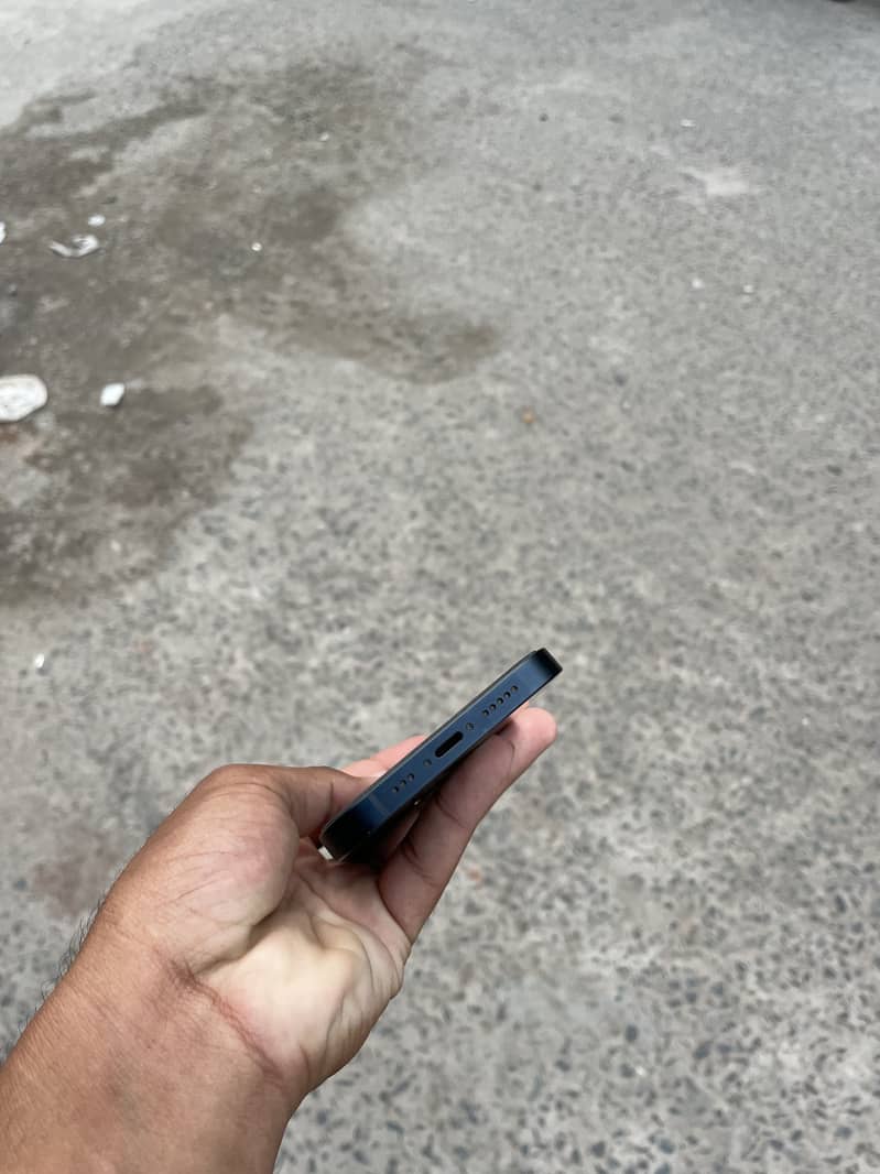 Apple iPhone 13 2