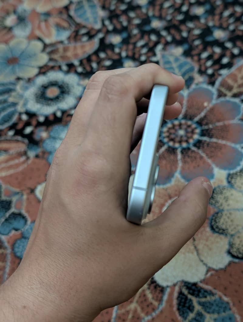 Apple iPhone 15 4