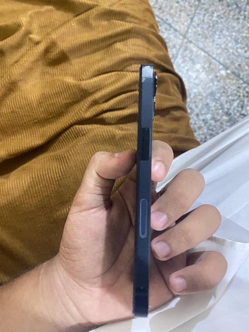 Apple iPhone 13 2