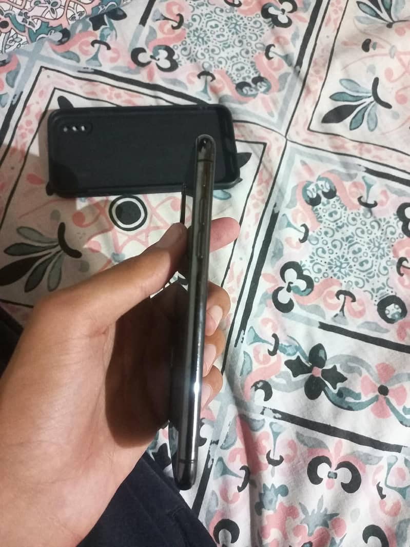 Apple iPhone X 4