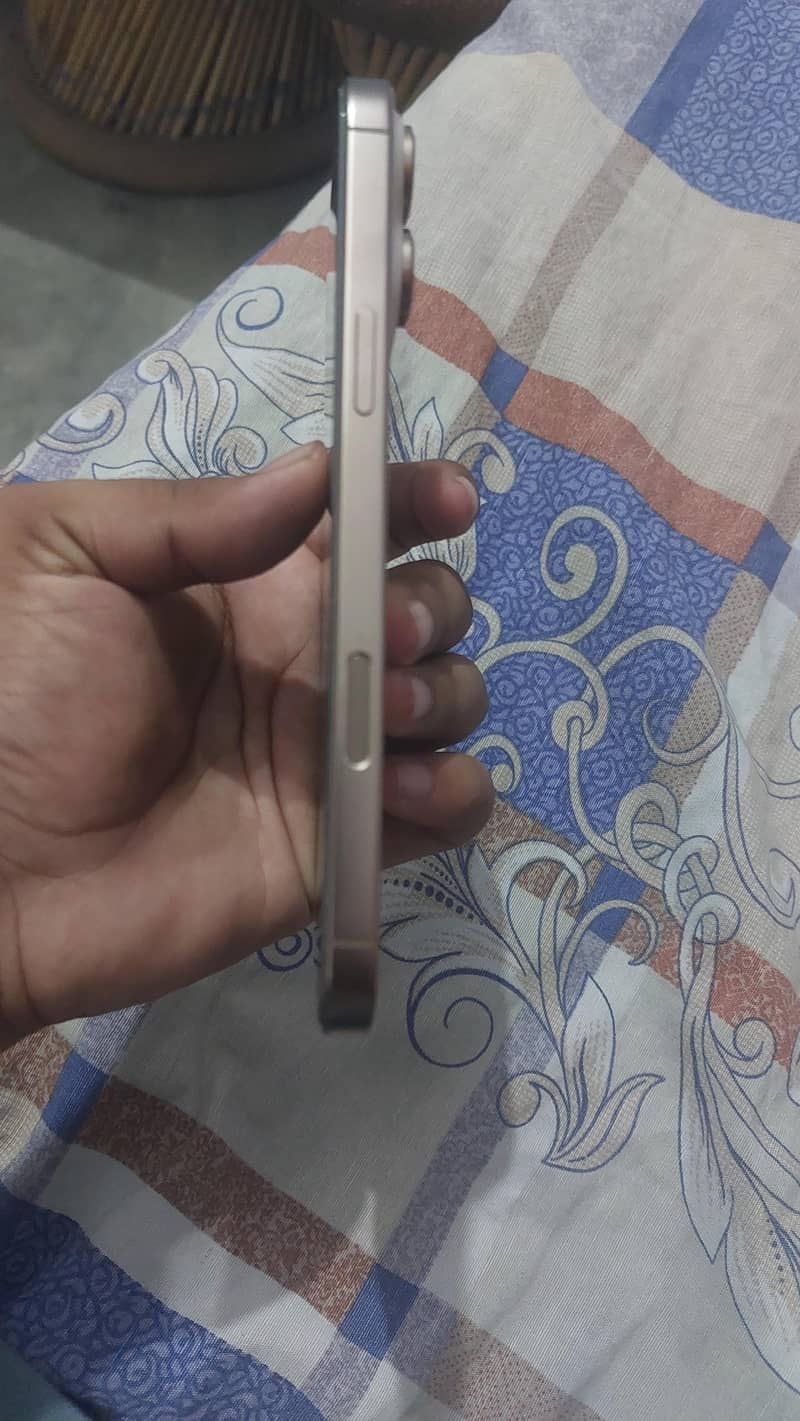 Apple iPhone 16 Pro Max 1