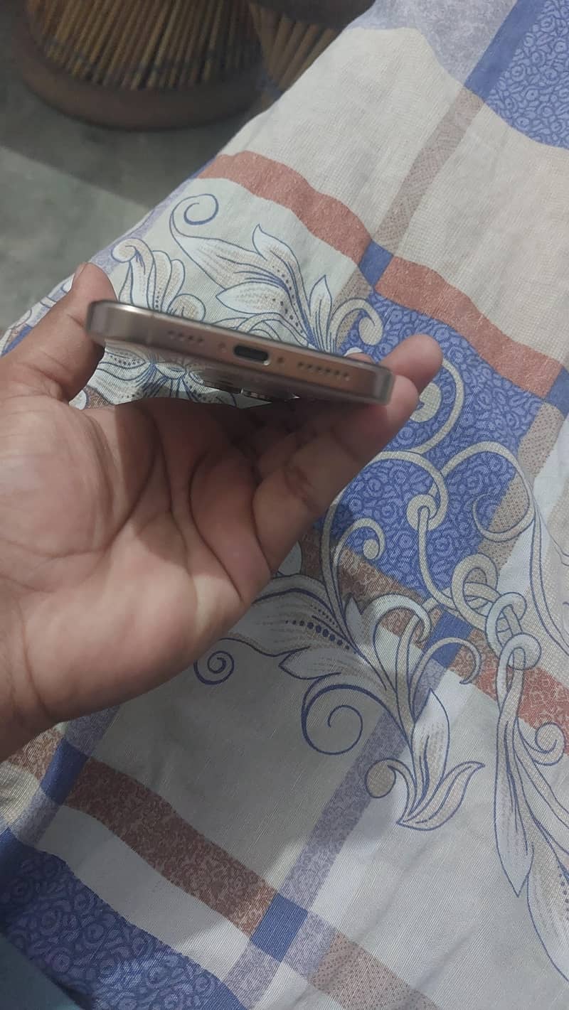 Apple iPhone 16 Pro Max 3