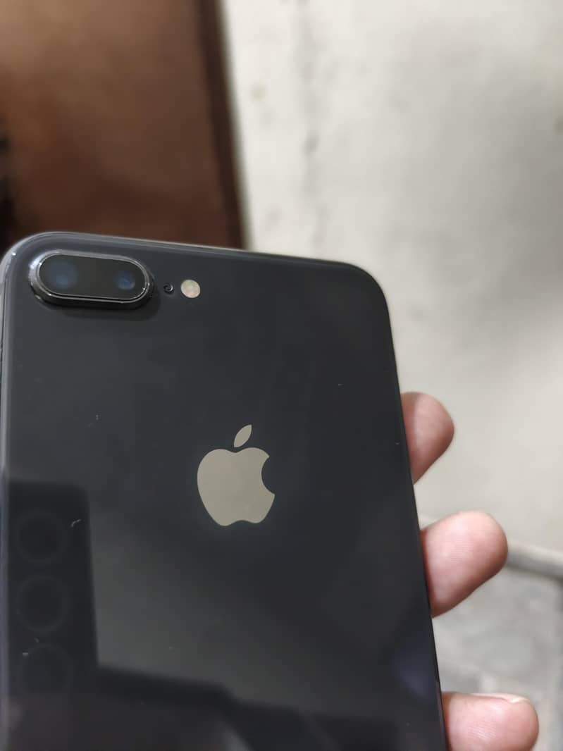 Apple iPhone 8 Plus 1