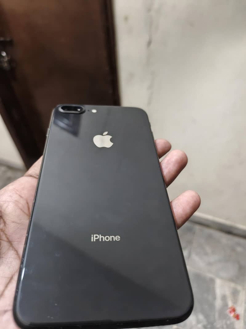Apple iPhone 8 Plus 3